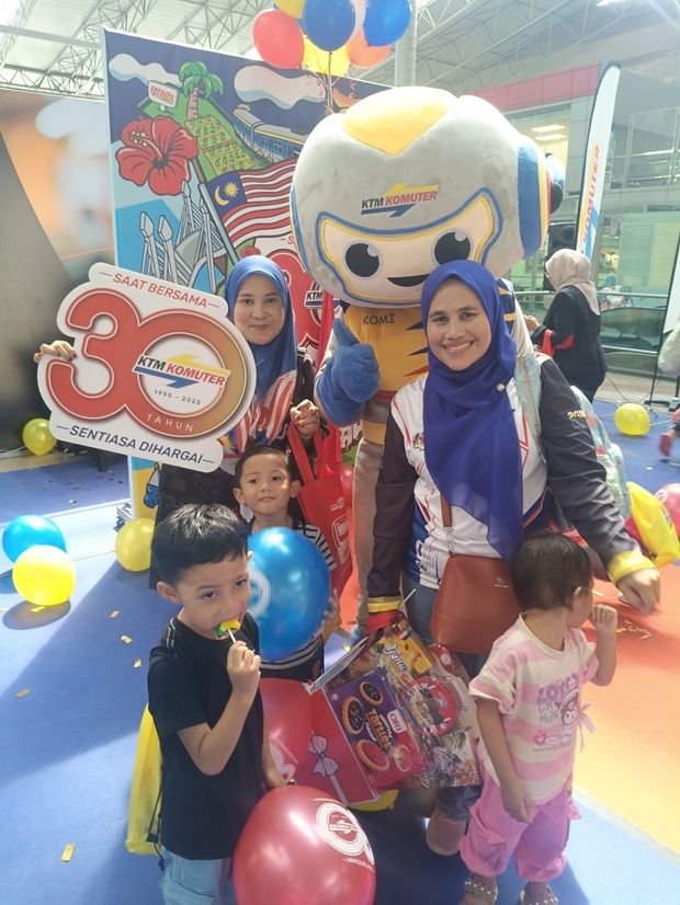 Close to 150 students from Tabika Kemas Tanjung Malim were feted to a free Komuter ride to mark the 30th anniversary to the service.