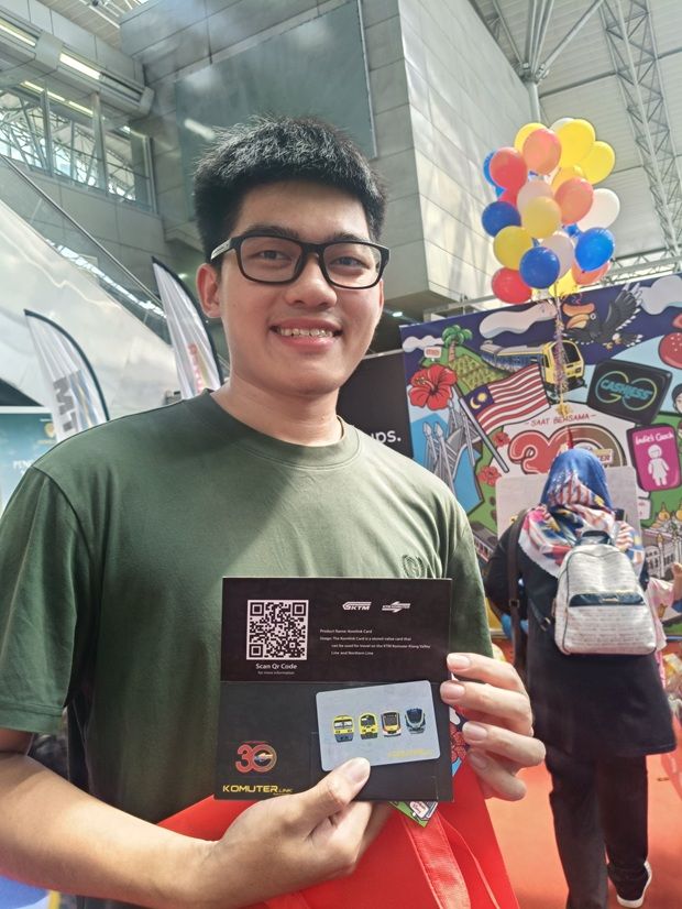 Wong Kai Xian, a railway fan who is also an engineering student at TAR-UMT, was among the first few buyers of the new Komlink card.
