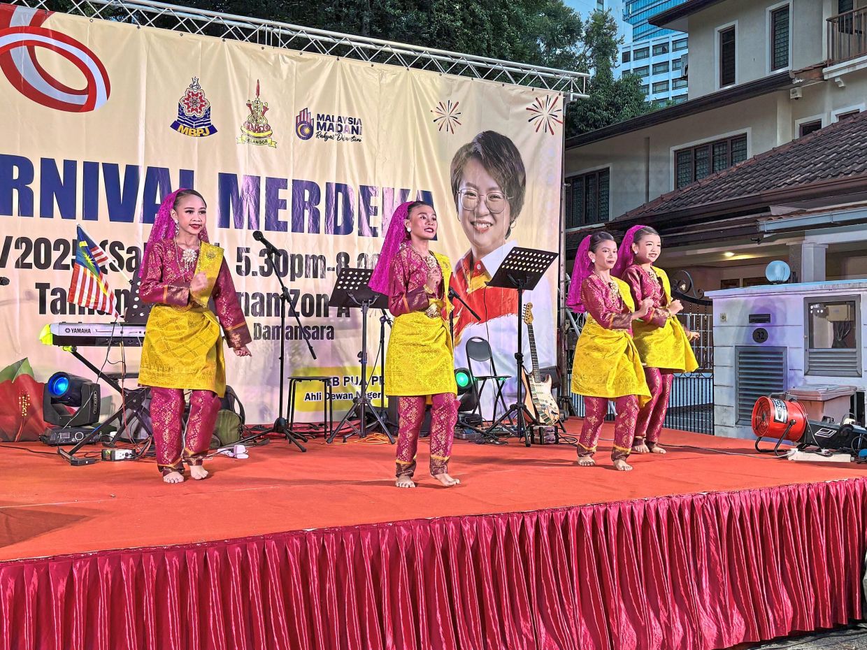 Cultural performers wowing the crowd at Mutiara Damansara Zone A’s Merdeka Carnival.