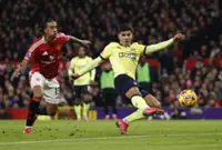 Soccer-West Ham sign midfielder Fernandes from Southampton