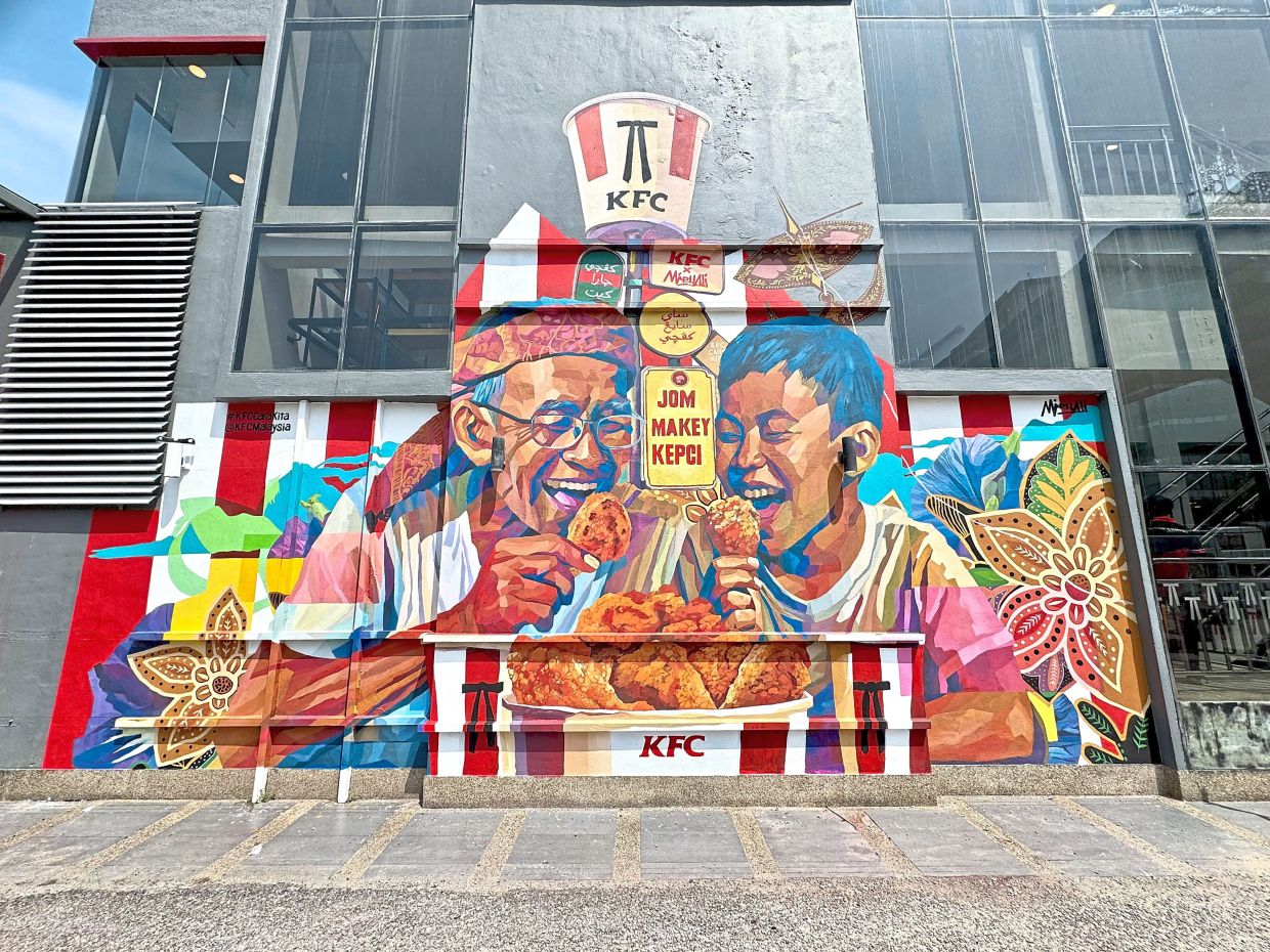 Artist Miey Ali’s mural in Kelantan pays homage to the state’s rich heritage, celebrating its culture, traditions, and the timeless bonds that connect generations. 