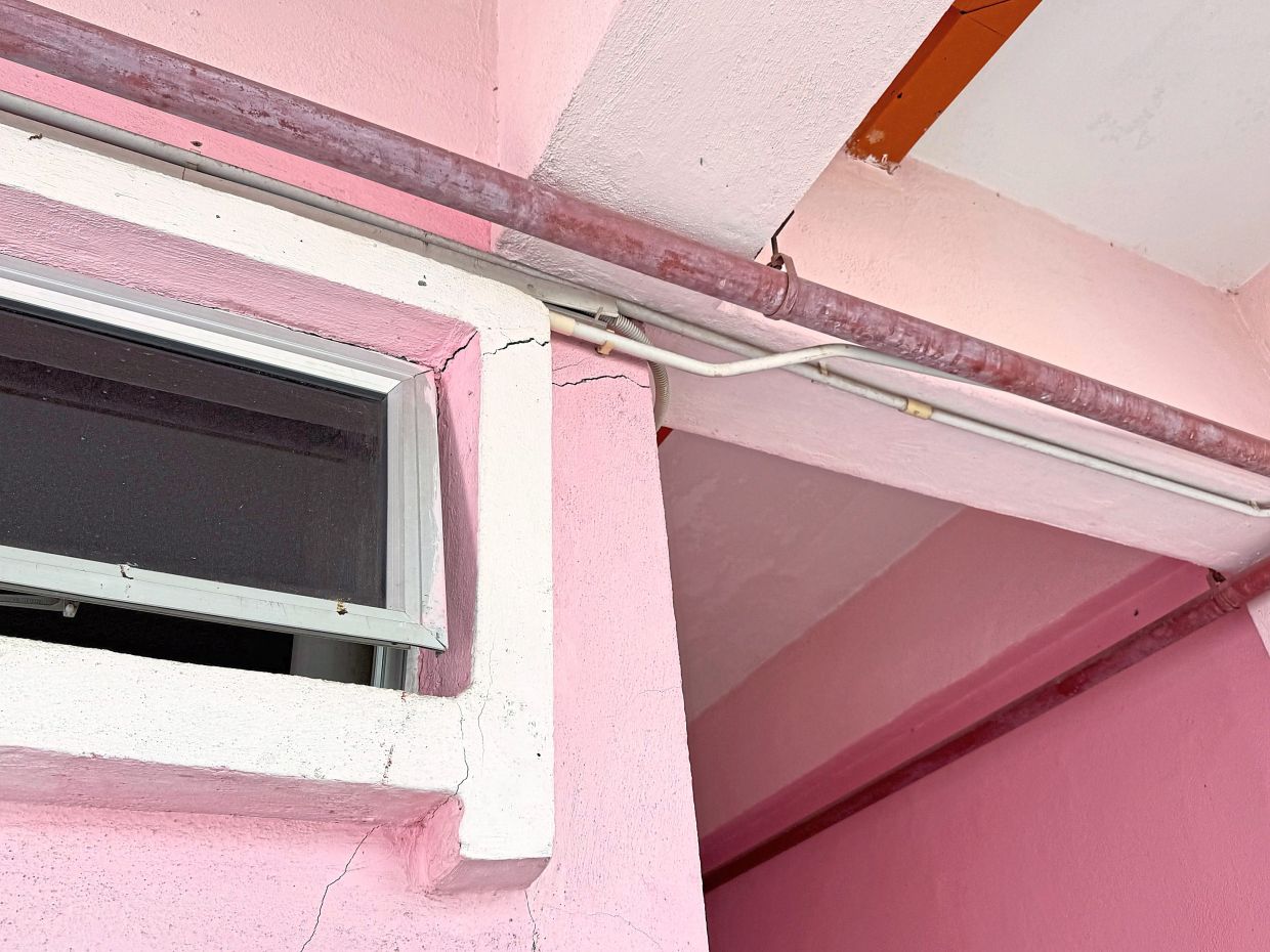 Tremor marks: Cracks seen on the walls at Kolej Komuniti Segamat 2 after the earthquake on Aug 24. — Bernama