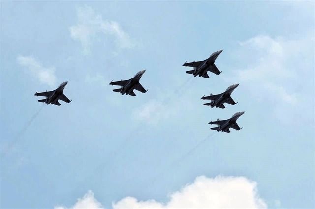A squadron of Su-30MK2 fighter jets of the Air Force performs in the skies. - Photo: VNA/VNS