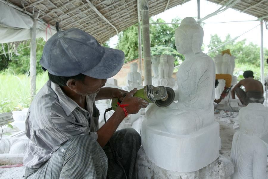 A craftsman works on a Buddha statue at a workshop in Yangon, Myanmar, Aug. 27, 2025. Photo: Xinhua/Myo Kyaw Soe