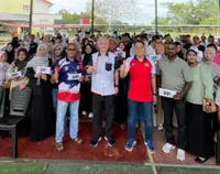 Dr Wee presents incentives to 176 top-scoring SMK Yong Peng students on eve of National Day