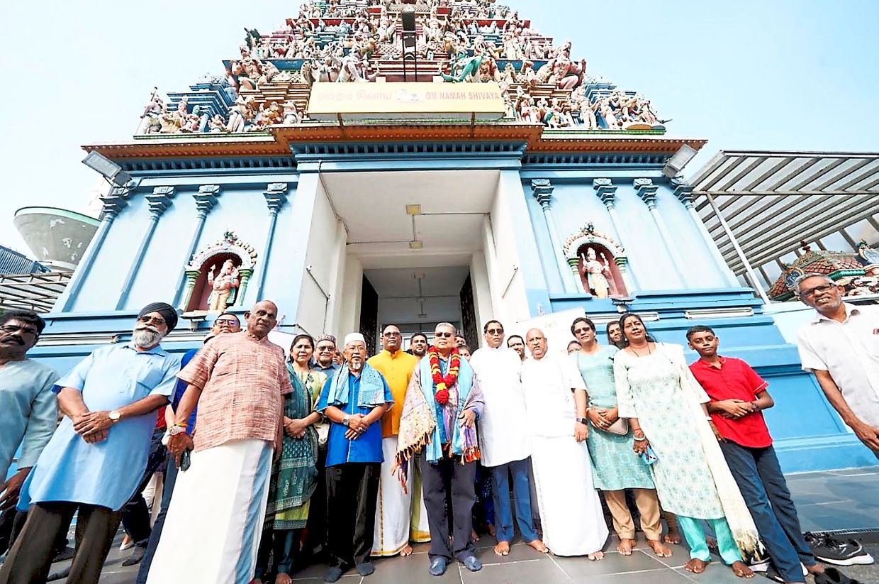 Other participants posing in front of a Hindu temple in Sentul. The National Unity Ministry initiative promotes mutual respect and understanding among Malaysians through interfaith visits to places of worship.