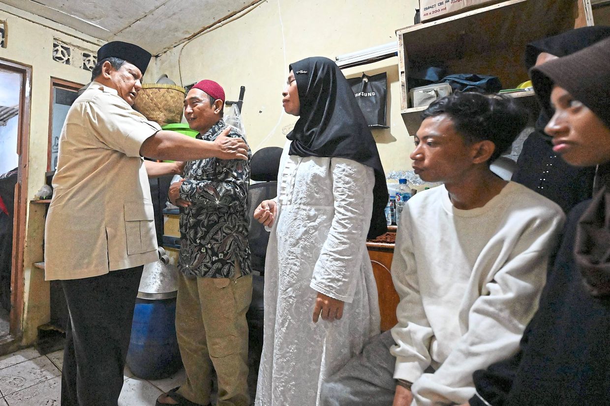 Prabowo (left) visiting Affan’s house to offer his condolences to the family in Jakarta.