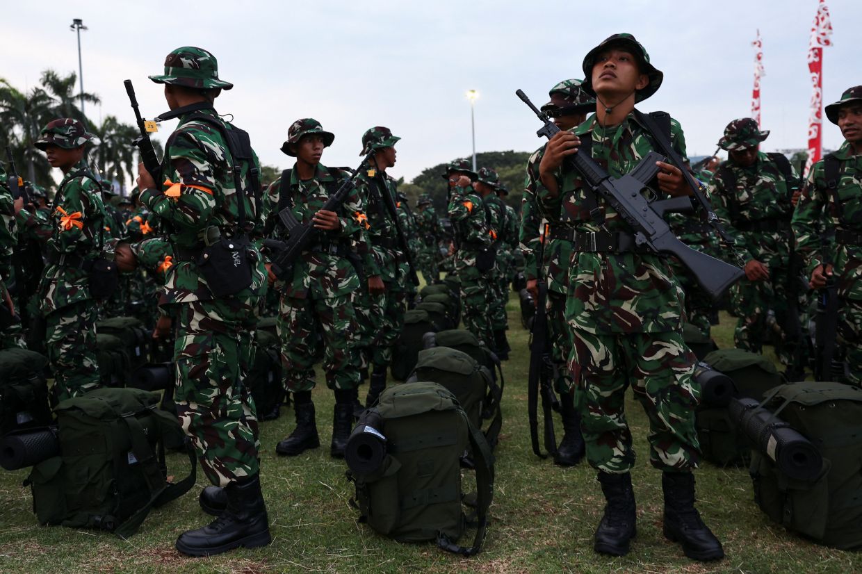 Armed Indonesian military troops prepare at the National Monument (Monas) complex for deployment amid the widespread anti-government protests and rioting over issues such as extra pay for parliamentarians and housing allowances led by a student group that resulted in riots rocking South-East Asia's largest economy, in Jakarta, Indonesia, on Sunday, August 31, 2025. -- Photo: REUTERS/Willy Kurniawan