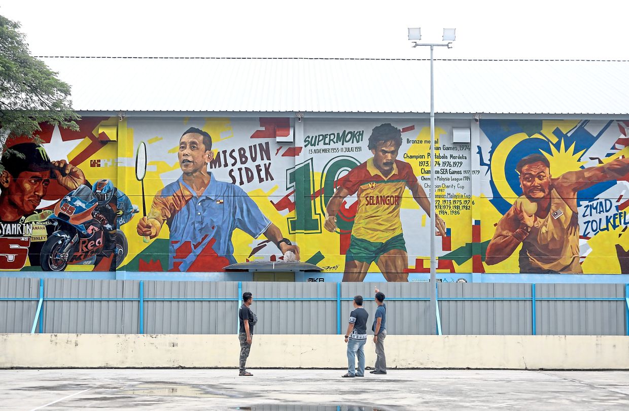 The ‘Lagenda Selangor’ mural in Kelana Jaya celebrates iconic sports personalities. — Photos: AZLINA ABDULLAH, CHAN TAK KONG/The Star and filepic