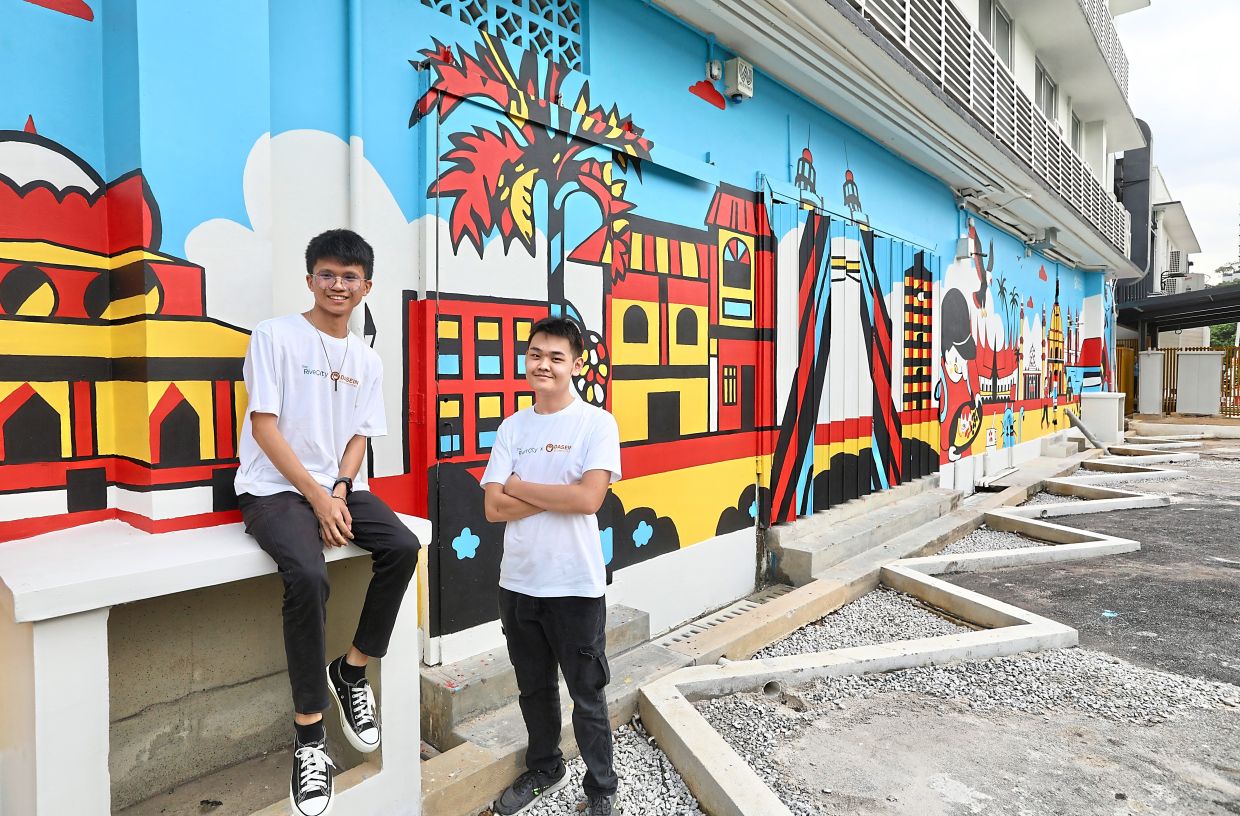 ‘Life of a Traveller’ features famous landmarks and local cuisine.