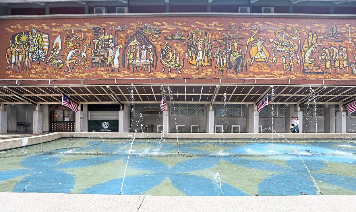 Muzium Negara’s murals on the east side depicting episodes from Malayan history.