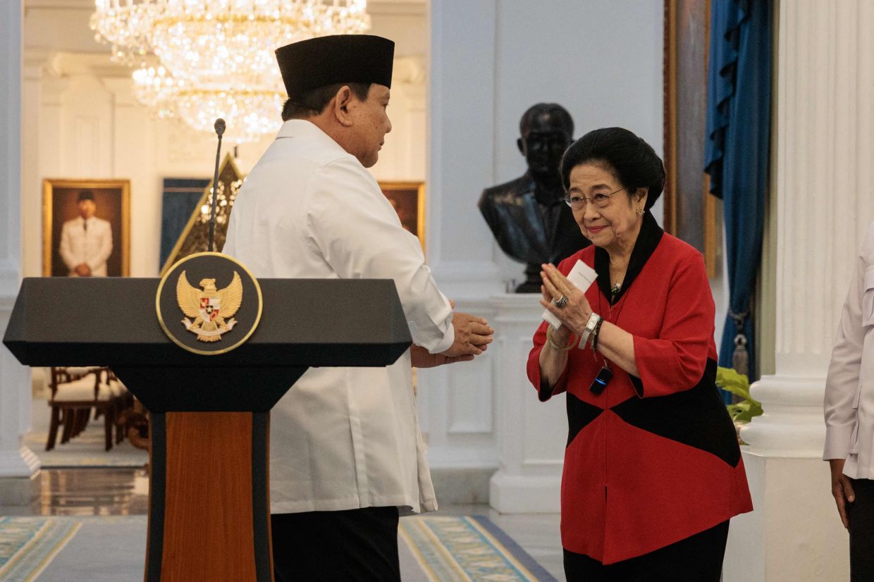 Indonesia's President Prabowo Subianto (left) reacts with Megawati Soekarnoputri, former president and chairperson of the Indonesian Democratic Party of Struggle (PDI-P), after his speech about a recent wave of nationwide protests during a press conference alongside political party leaders at the Presidential Palace in Jakarta. -- Photo by YASUYOSHI CHIBA / AFP