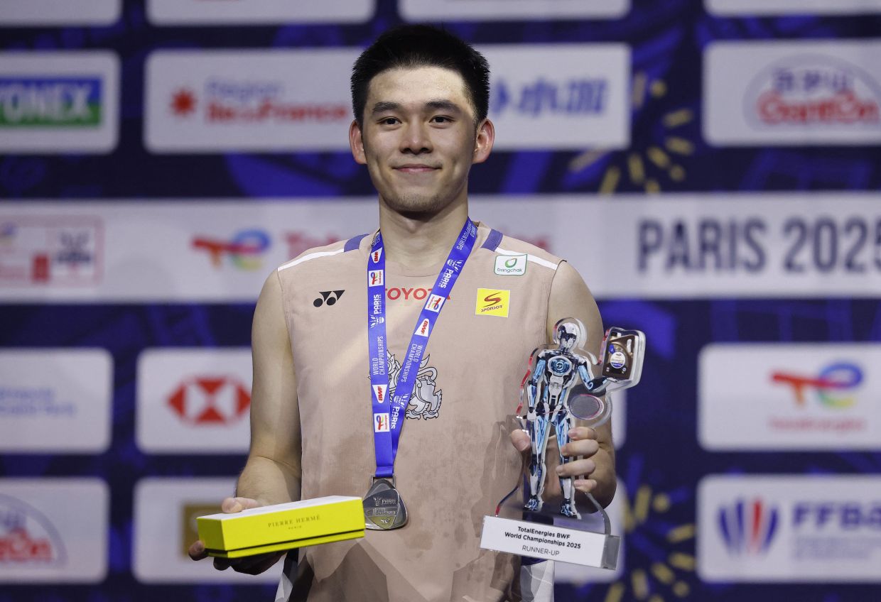 Badminton - BWF World Championships - Adidas Arena, Paris, France: Silver medallist Thailand's Kunlavut Vitidsarn celebrates on the podium after finishing second in the men's singles final. -- Photo: REUTERS/Stephanie Lecocq