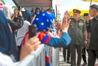 Early arrivals claim prime parade spots