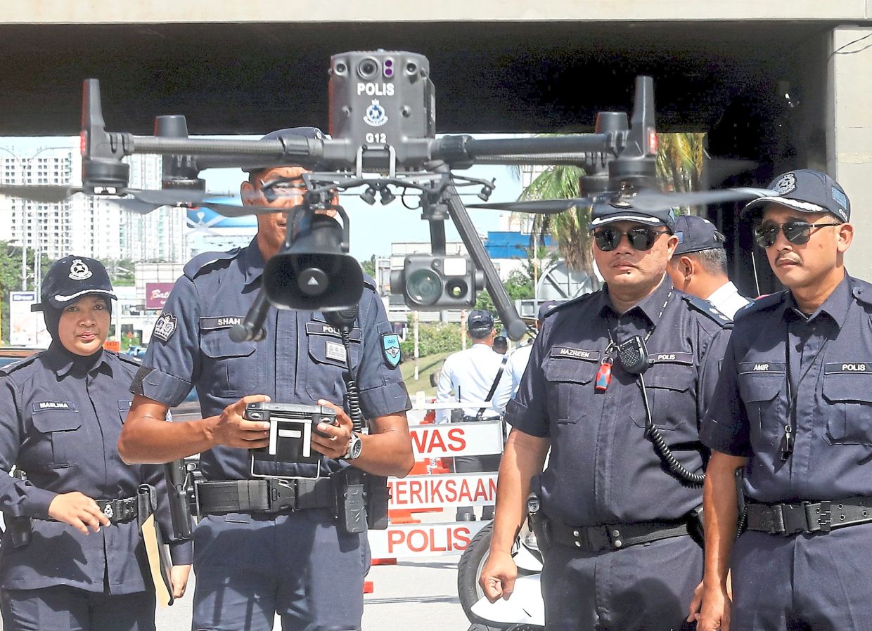 Police using a drone during an enforcement exercise on the Federal Highway motorcycle lane.