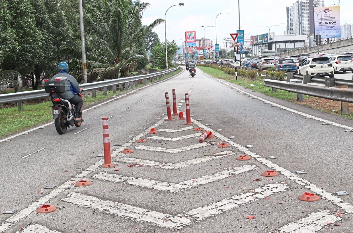 Missing and damaged bollards at the entrance of this motorcycle lane along Federal Highway.