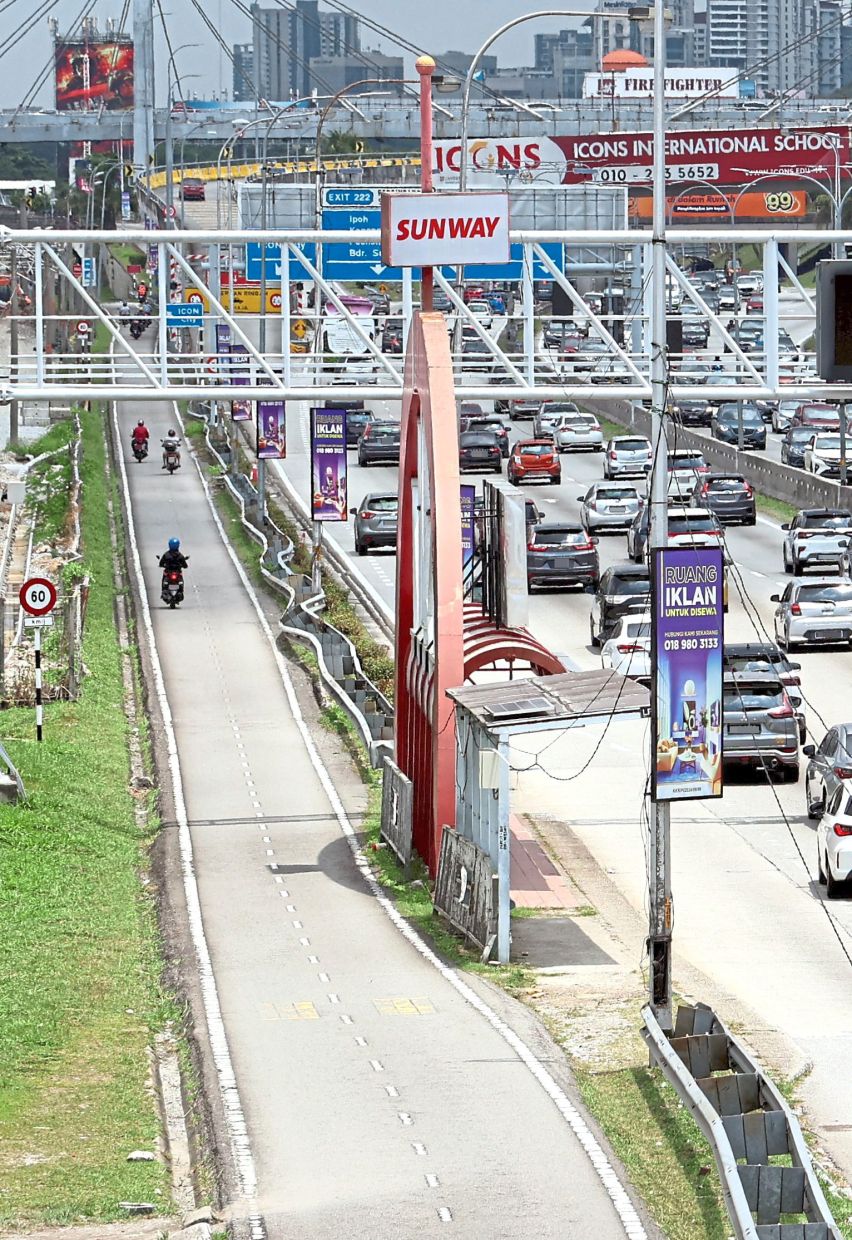 Dedicated motorcycle lanes like this along Federal Highway are important in protecting motorcyclists’ safety on expressways.
