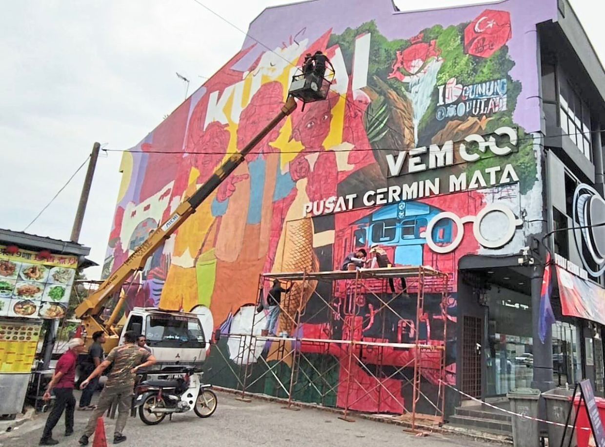 Another mural in the Kulai commercial area in the midst of getting completed. 