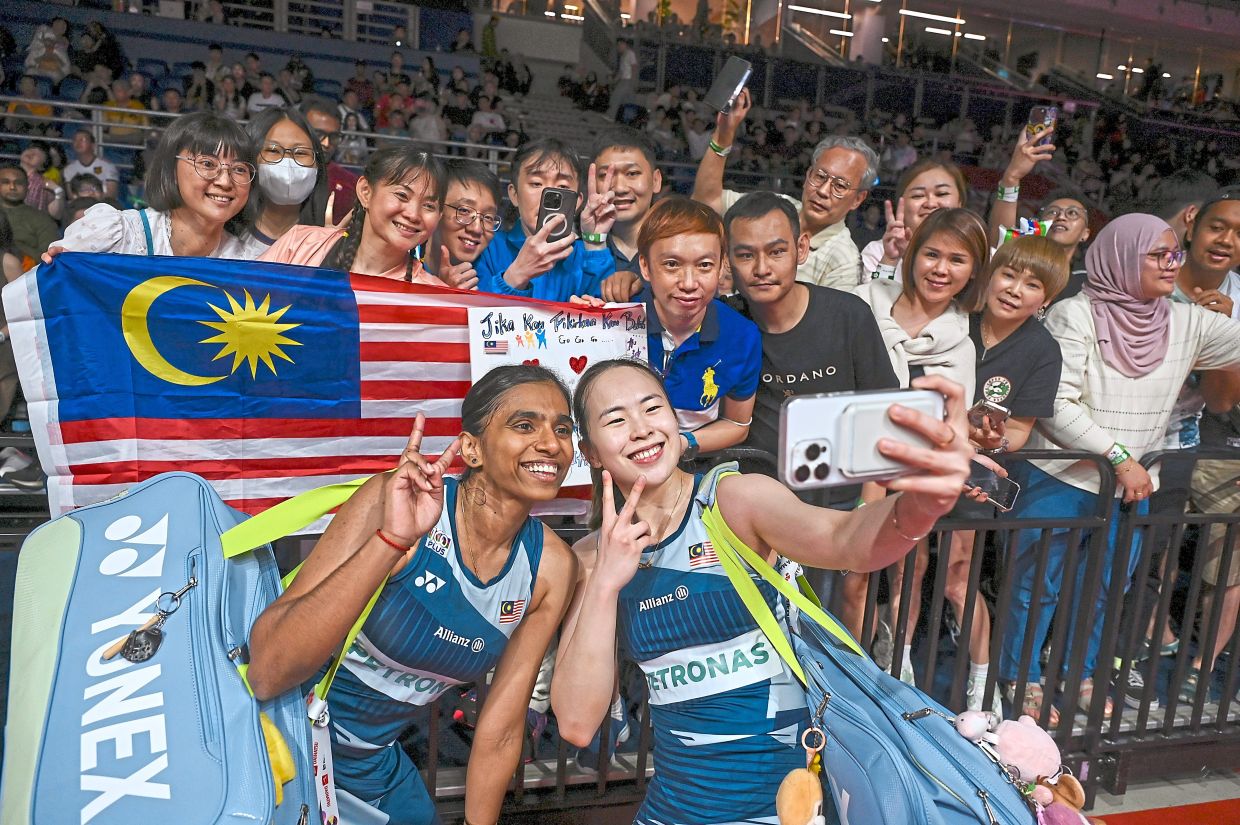 Thinaah (left) and Tan with supporters during the Malaysian Masters in May. — Filepic