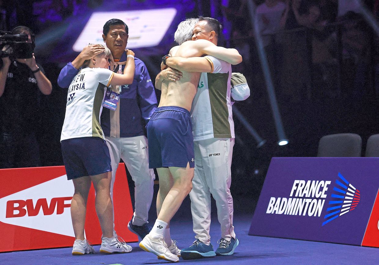: Ee Wei hugging coach Nova Widianto after the win. — AFP