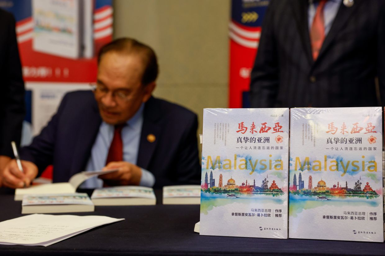 Anwar launches book on Malaysia by Chinese economist