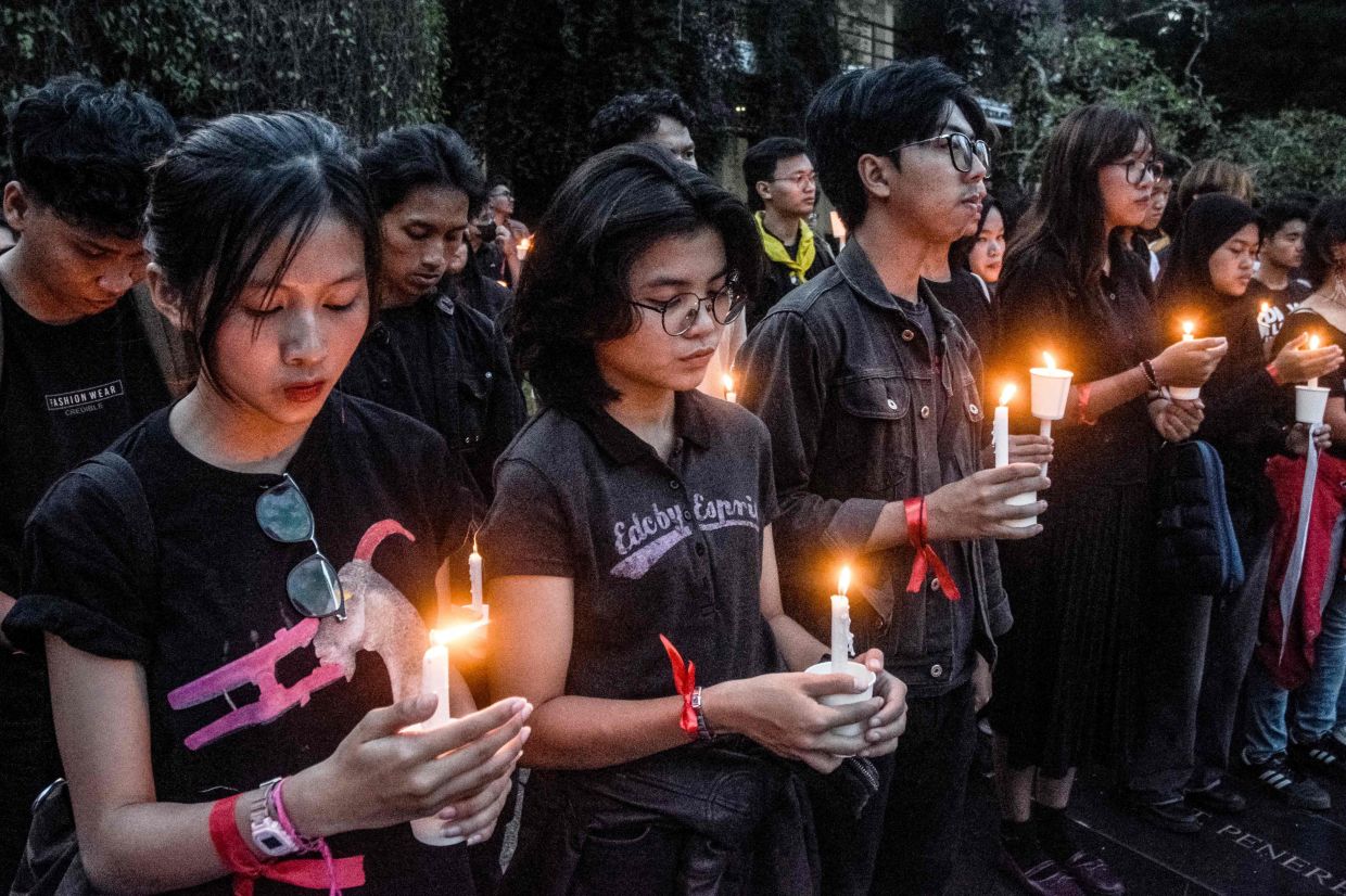 Students holding candles at the Bandung Institute of Technology in Bandung, West Java on Sept 2, 2025, as they pay tribute to victims killed during a clash between police and demonstrators demanding police reform and the dissolution of parliament. At least six people have been killed and 20 are missing after violent protests rocked South-East Asia's biggest economy last week, sparked by lavish perks for Indonesian lawmakers that have widened to include anger against police, a rights group said on Sept 2, 2025. - AFP