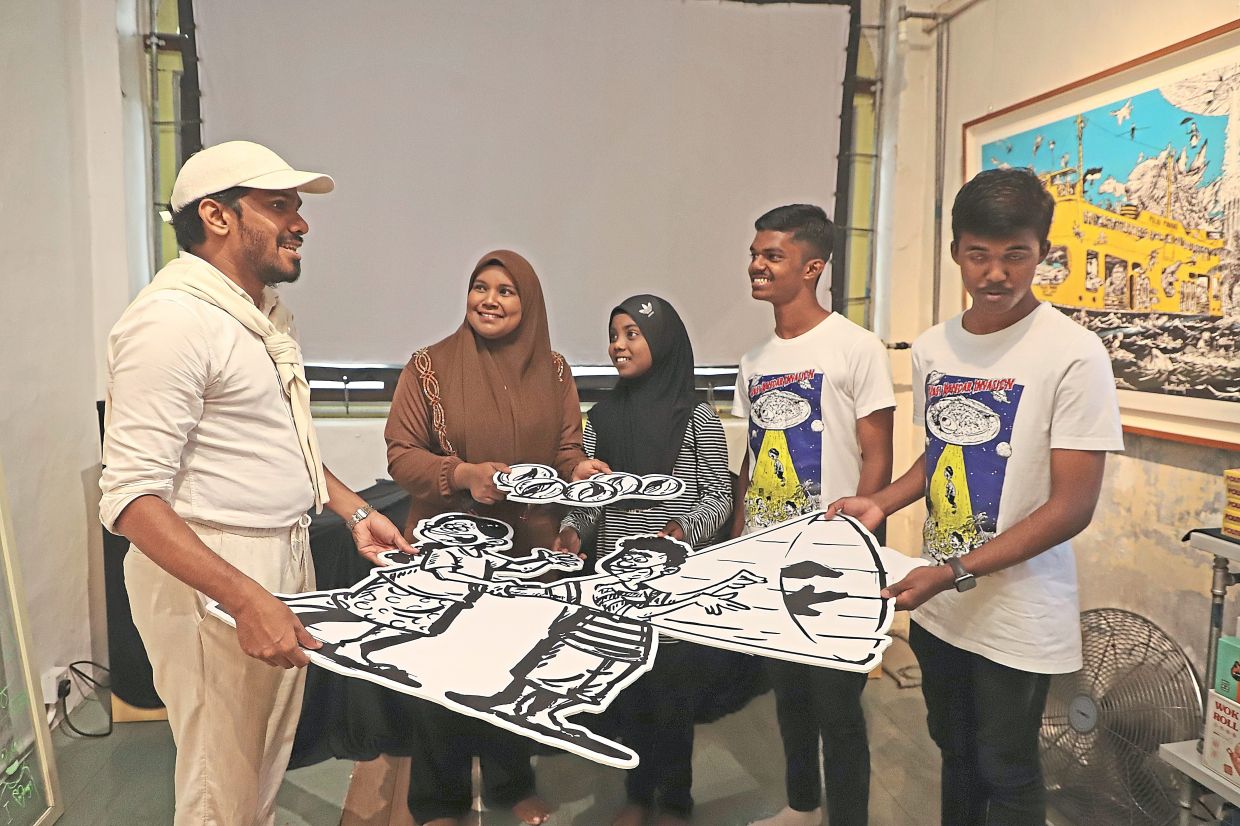 (From left) Ivan speaking to Marjanah together with her children Nur Aniqah Shahzanani, Muhamad Aswad Ariff and Muhamad Asnawi.