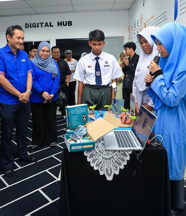Amar (far left) with students from SMK Tekek, Tioman – one of the 35 selected 'nucleus' schools.
