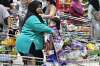 Shoppers willing to endure long queues to spend RM100 Sara aid
