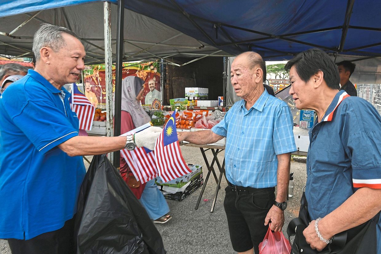 Above and below: Teluk Pulai residents showing the National Day spirit. 