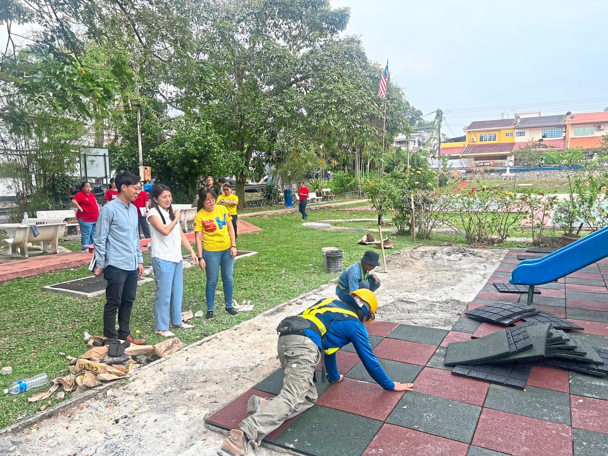 (Standing, from left) Tey, Yeo and Wong during a visit to Taman Bukit Serdang where several projects are in the offing. — MEGAT SYAHAR/The Star