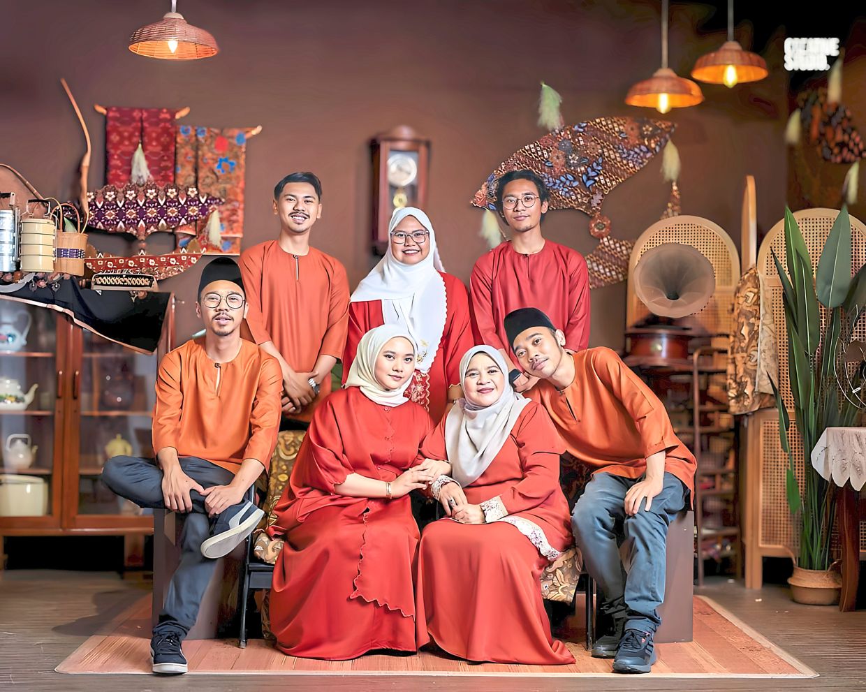 Ismaliza (seated, second from right) raised her six children by selling curry puffs. Photo: People Systems Consultancy