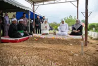 Queen visits grave of late police outrider Corporal Muhammad Faizal