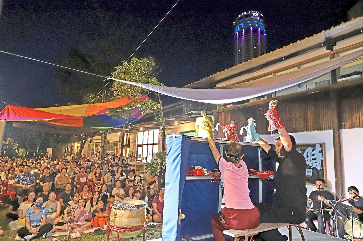 Penang’s Siau Geok Leong Puppet Troupe keeping the audience mesmerised during the ‘Tanah Air Kita’ performance at Hin Bus Depot. — Photos: LIM BENG TATT/The Star