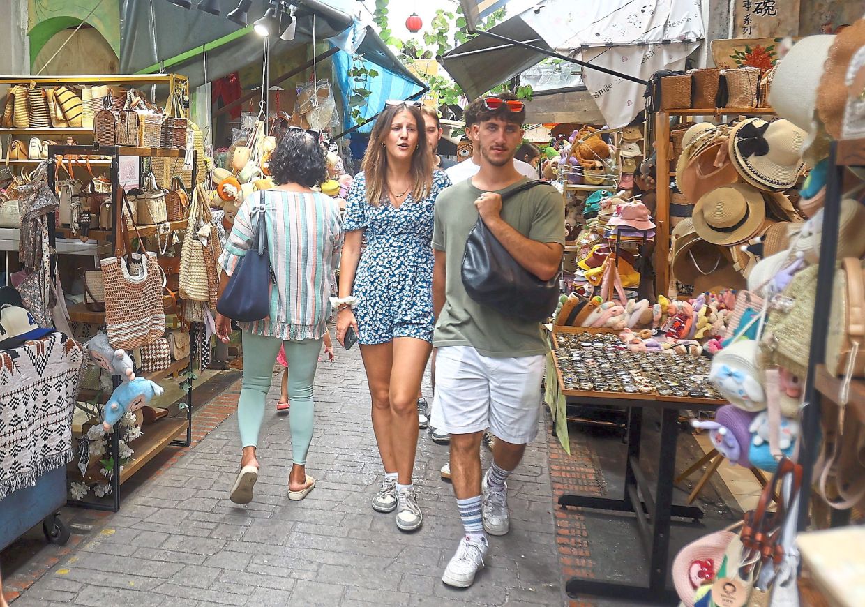  Foreign tourists enjoying the peaceful atmosphere at Concubine Lane.