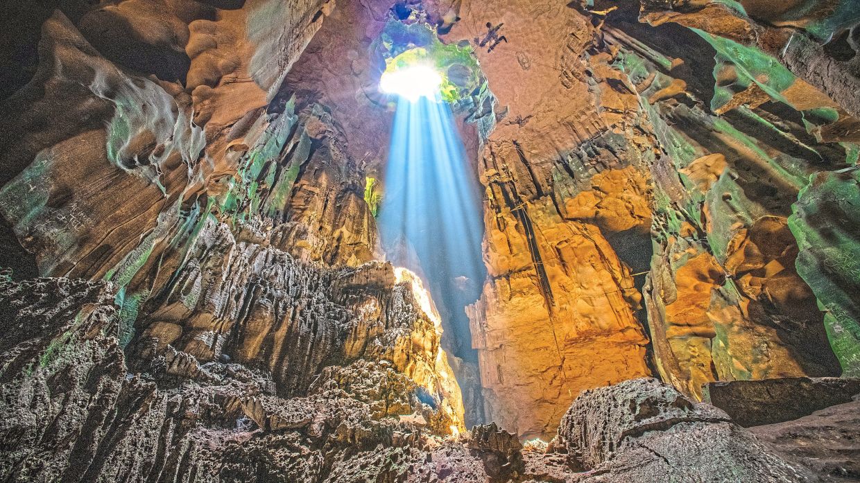 In the Land of Hornbills, adventure awaits in nature at its most pristine. Discover tranquil landscapes untouched by time and explore the wondrous depths of Sarawak’s magnificent caves.