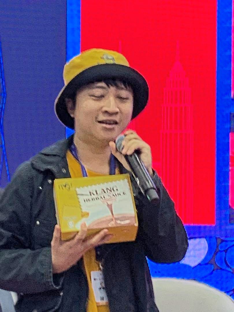 Yow showing their halal certified Klang herbal sauce.