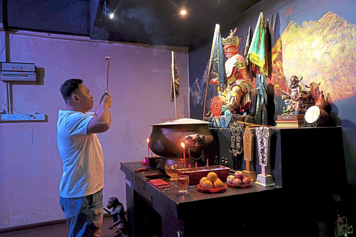 Ooi paying homage to Da Shi Ye.