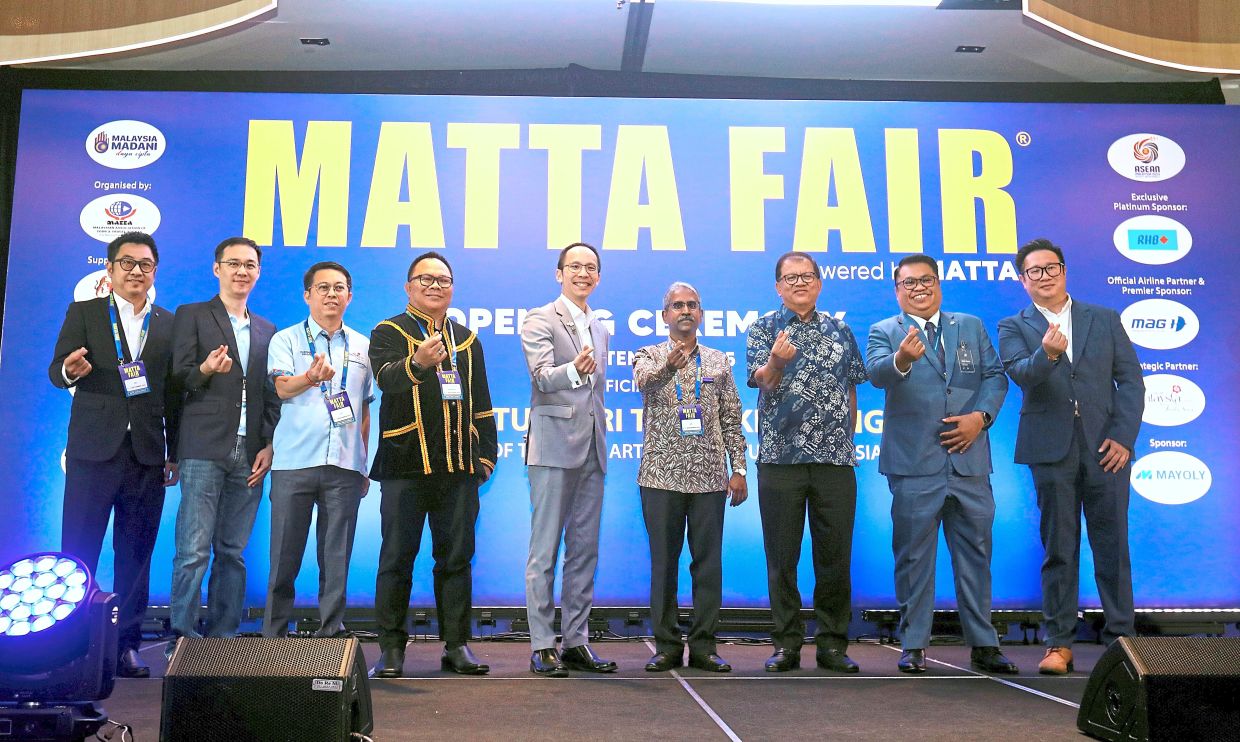 Official launch: Among those present at the 57th MATTA Fair opening were Sabah Assistant Minister of Tourism, Culture and Environment and Sabah Tourism Board chairman Datuk Joniston Bangkuai (third from right) along with (from left) Duria founder Wong Woei Ming, Mayoly senior marketing manager Tian Chai Chuah, Tourism Malaysia deputy director-general (promotion) Samuel Lee, Sabah Tourism Board chief executive officer Julinus杰弗里·吉米特（Jeffrey Jimit），奈杰尔（Nigel），士伦德伦（Surrendren），马来西亚航空集团（Malaysia Aviation Group）航空公司全球销售主管Syazwan Ahmad Sabri和RHB银行有限公司消费金融公司Sien Vee Loc的负责人。 - 阿兹利娜·阿卜杜拉（Azlina Abdullah）/明星