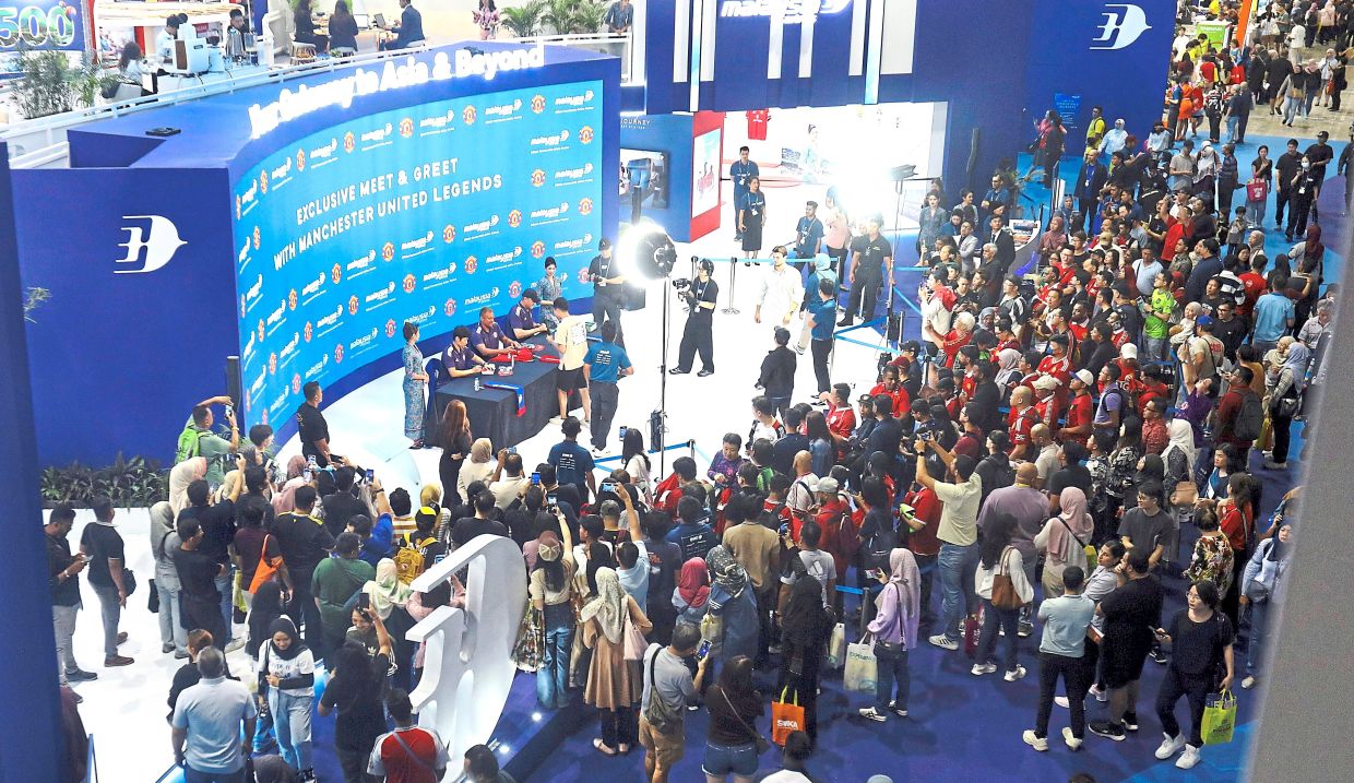 崇拜者：在吉隆坡Mitec的Matta Fair期间，在马来西亚航空公司展位上的前曼联球员公园，韦斯·布朗和彼得·施密切尔参加聚会并打招呼。