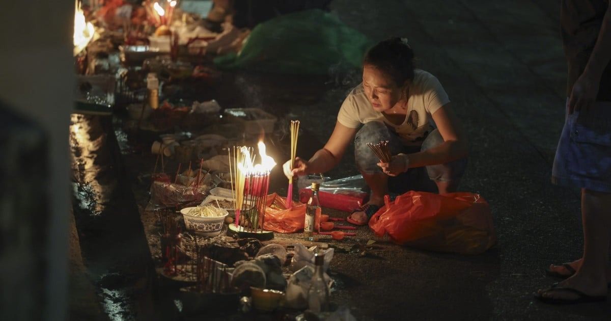 People burn joss money and offerings in Choi Wan, Wong Tai Sin, Hong Kong, during the Hungry Ghost Festival. -- Photo: Edmond So/SCMP