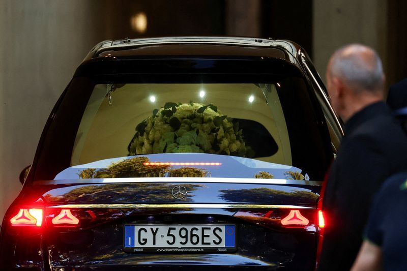 Image for article Former workers bid farewell to Giorgio Armani, who was like a father