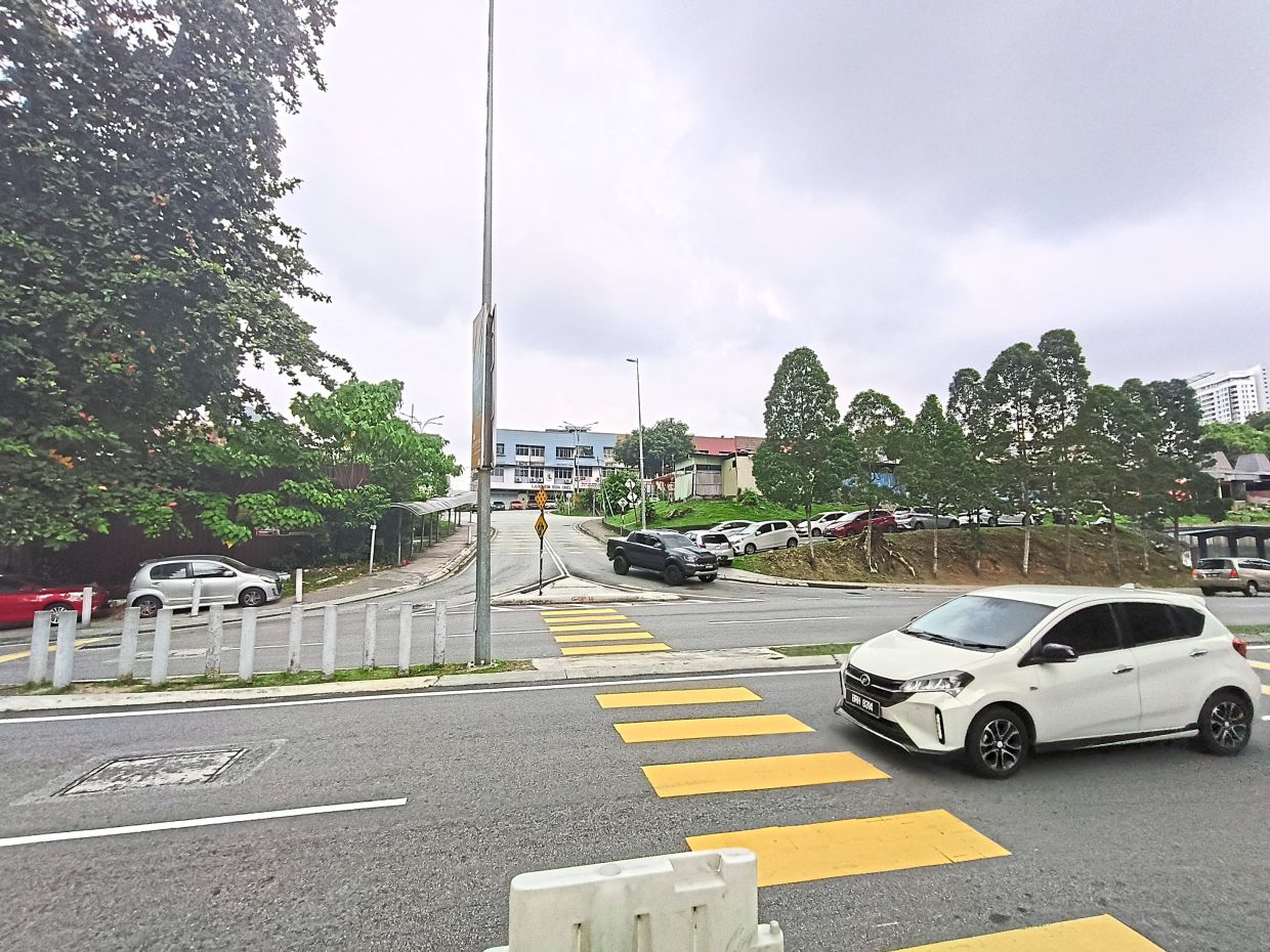 SS20 residents say it is unsafe to cross Jalan Damansara to the TTDI MRT station due to speeding vehicles. They suggest a speed bump or pedestrian bridge be built. — Photos: YAP CHEE HONG and LEW GUAN XI/The Star