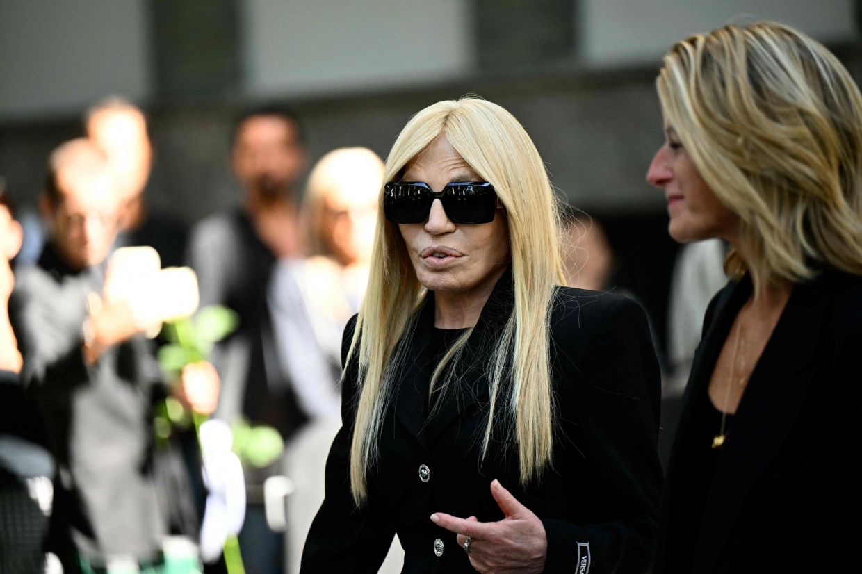 Italian fashion designer Donatella Versace arrives at the Armani Theatre where late Italian fashion designer Giorgio Armani lies-in state, in Milan on Sept 6, 2025. Photo: AFP