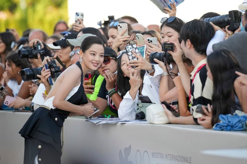 Xin poses for fans on the red carpet for the film The Sun Rises on Us All during the Venice Film Festival, on September 5, 2025. -- Photo: AP