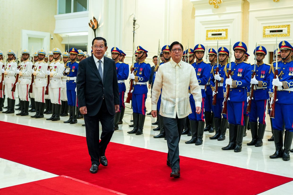 Philippines' President Ferdinand Marcos Jr. reviews honor guards with Cambodia's Senate President Hun Sen on the day of their meeting in Phnom Penh, Cambodia, on Monday, September 8, 2025. REUTERS/Roun Ry
