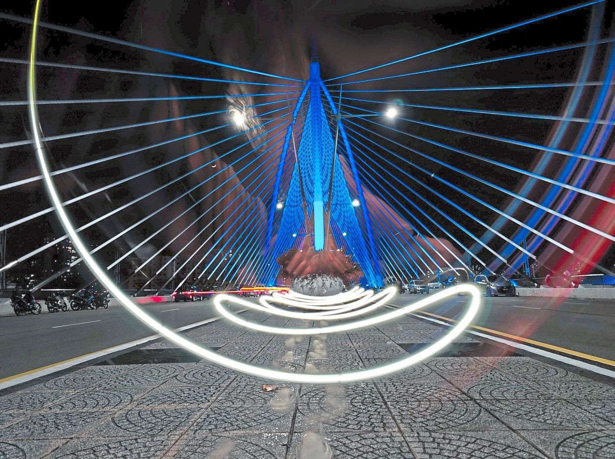 Painting with light – how long exposure on a phone turns a bridge into art.
