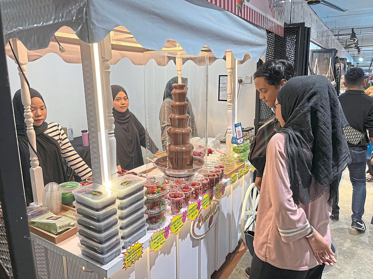 A variety of food choices available for shoppers at the new trading site, Bazaria@Wangsa Maju.