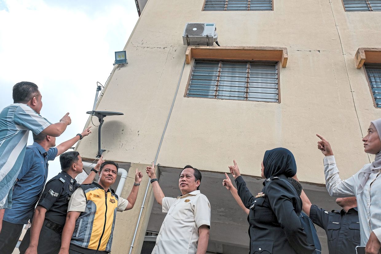 15 government buildings suffer minor quake damage