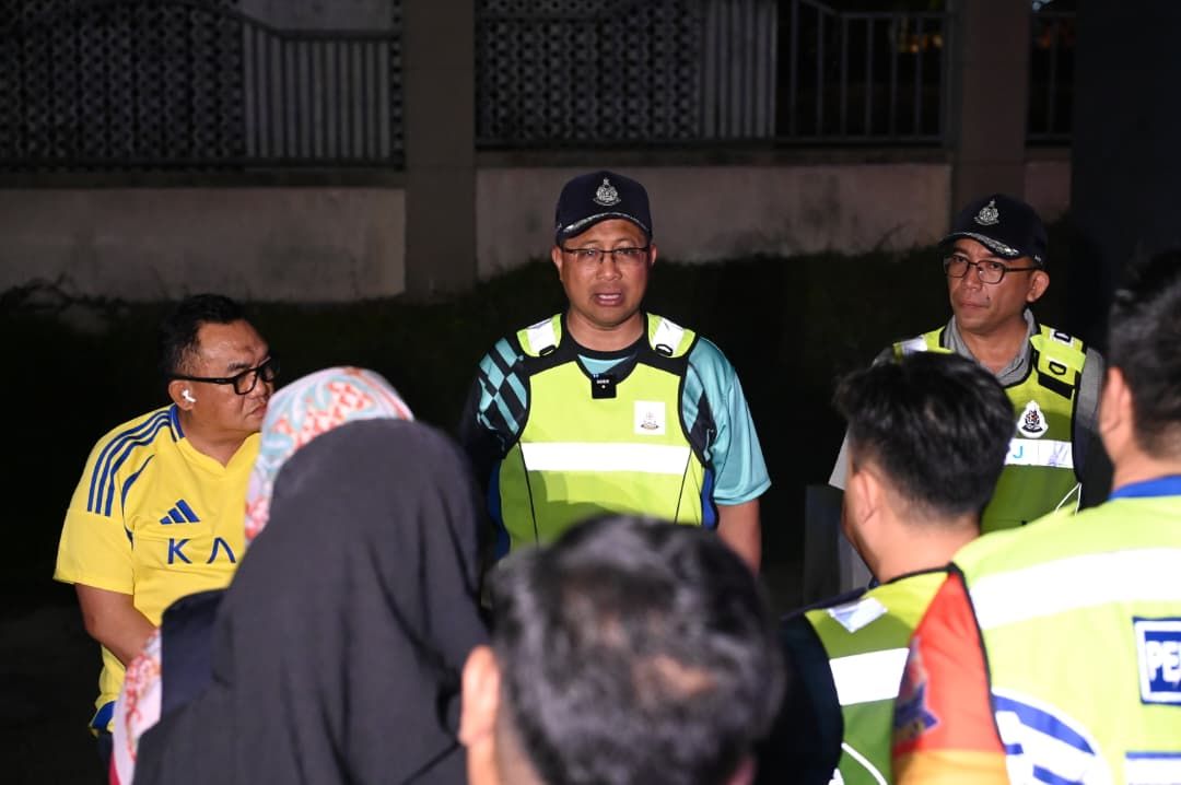 Petaling Jaya mayor Mohamad Zahri Samingon (centre) leading the second operation within a week in Sept 2025 to remove an illegal billboard along the Federal Highway.
